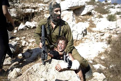 Nabi Saleh : Comment les lionnes de la famille Tamimi ont libéré un gamin de 12 ans vicieusement attaqué par un soldat de l'occupation sioniste (vidéos)